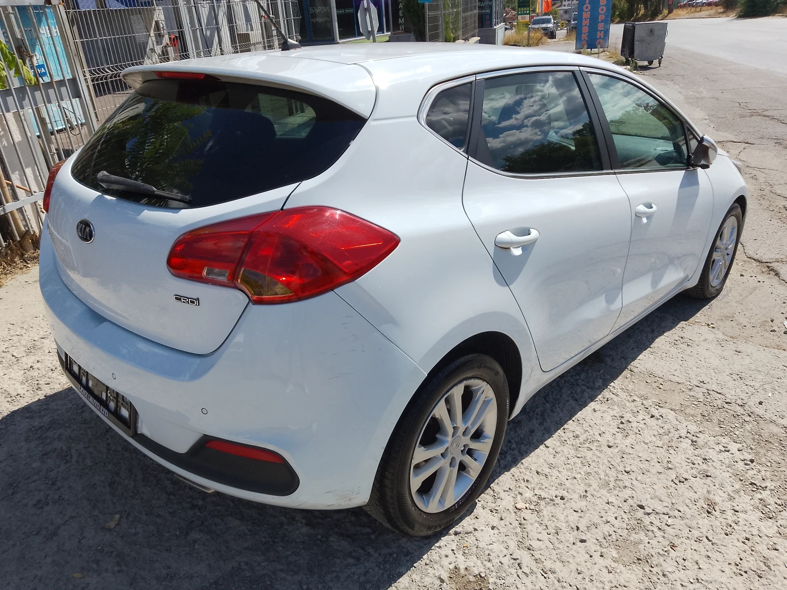Kia Ceed 1.6 CRDI, снимка 5 - Автомобили и джипове - 56099716