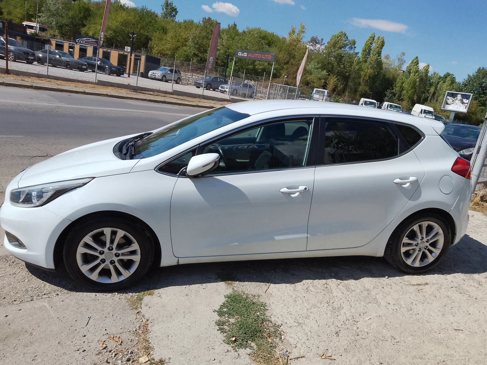 Kia Ceed 1.6 CRDI, снимка 8 - Автомобили и джипове - 56099716