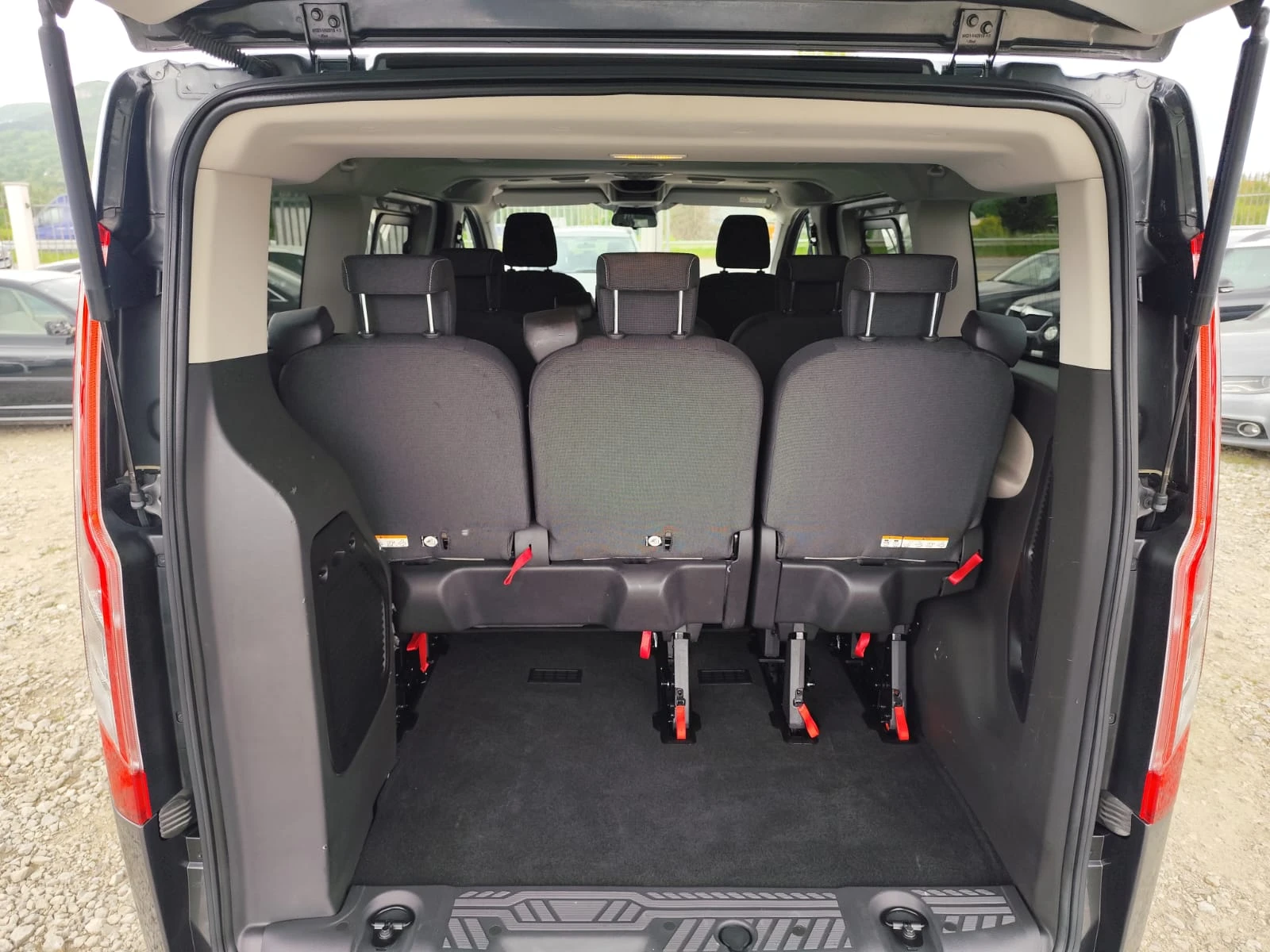Ford Tourneo CUSTOM 2.0 дизел Италия, снимка 9 - Бусове и автобуси - 54484094