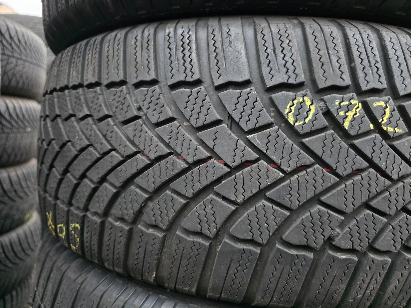 Гуми Зимни 215/55R17, снимка 4 - Гуми и джанти - 54735106