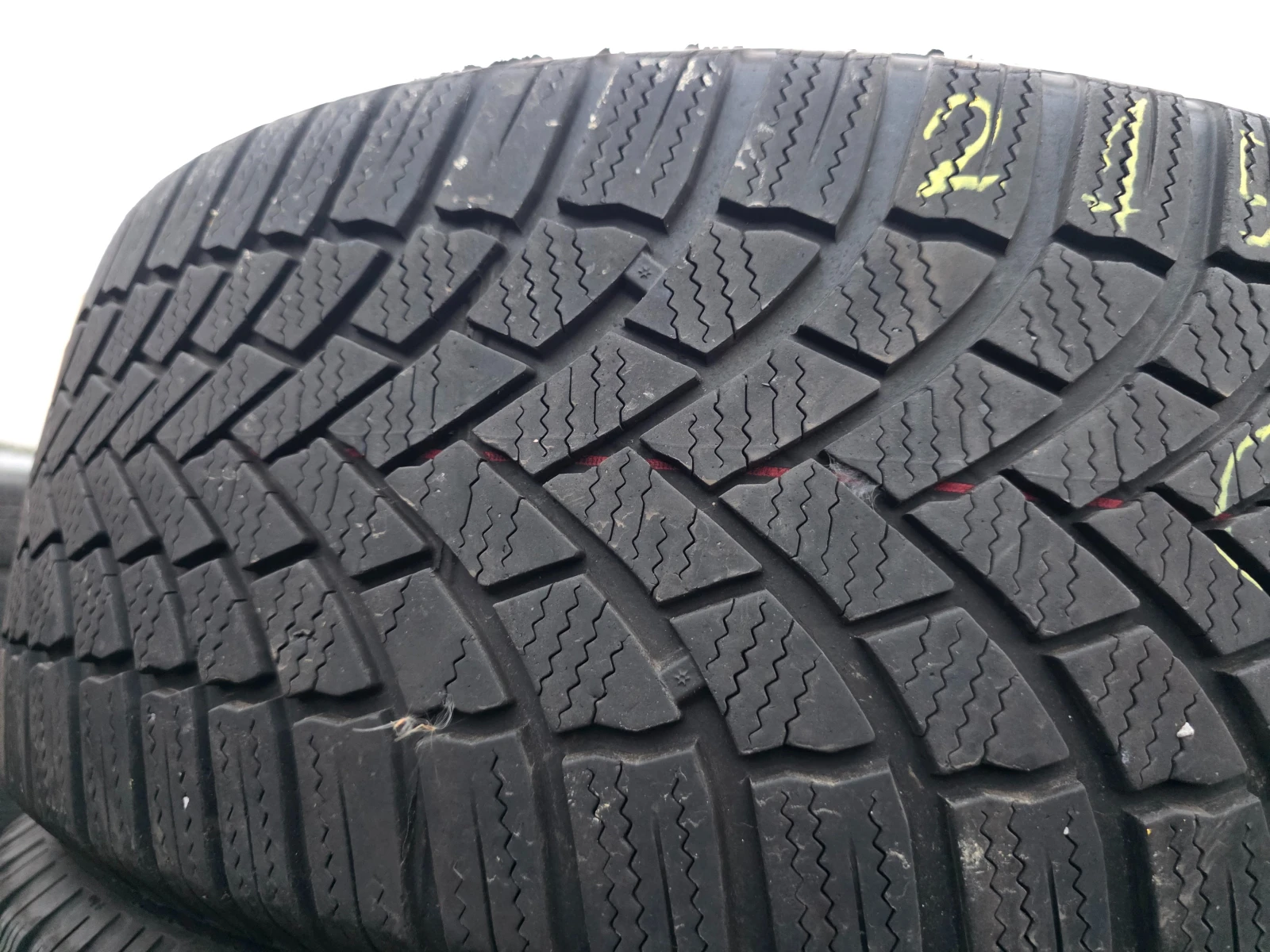 Гуми Зимни 215/55R17, снимка 2 - Гуми и джанти - 54735106