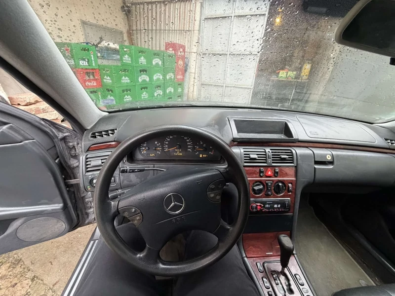 Mercedes-Benz E 220, снимка 4 - Автомобили и джипове - 52972248