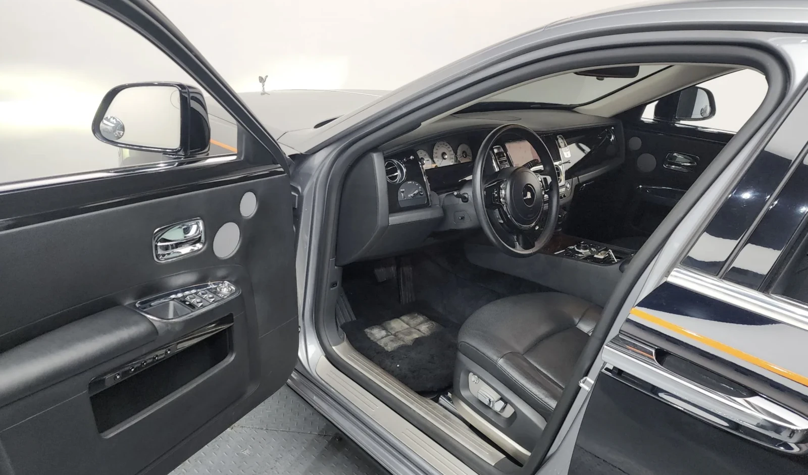 Rolls-Royce Ghost 6.6 V12/CUSTOM/ЦЕНА БЕЗ АНАЛОГ!, снимка 10 - Автомобили и джипове - 54219425