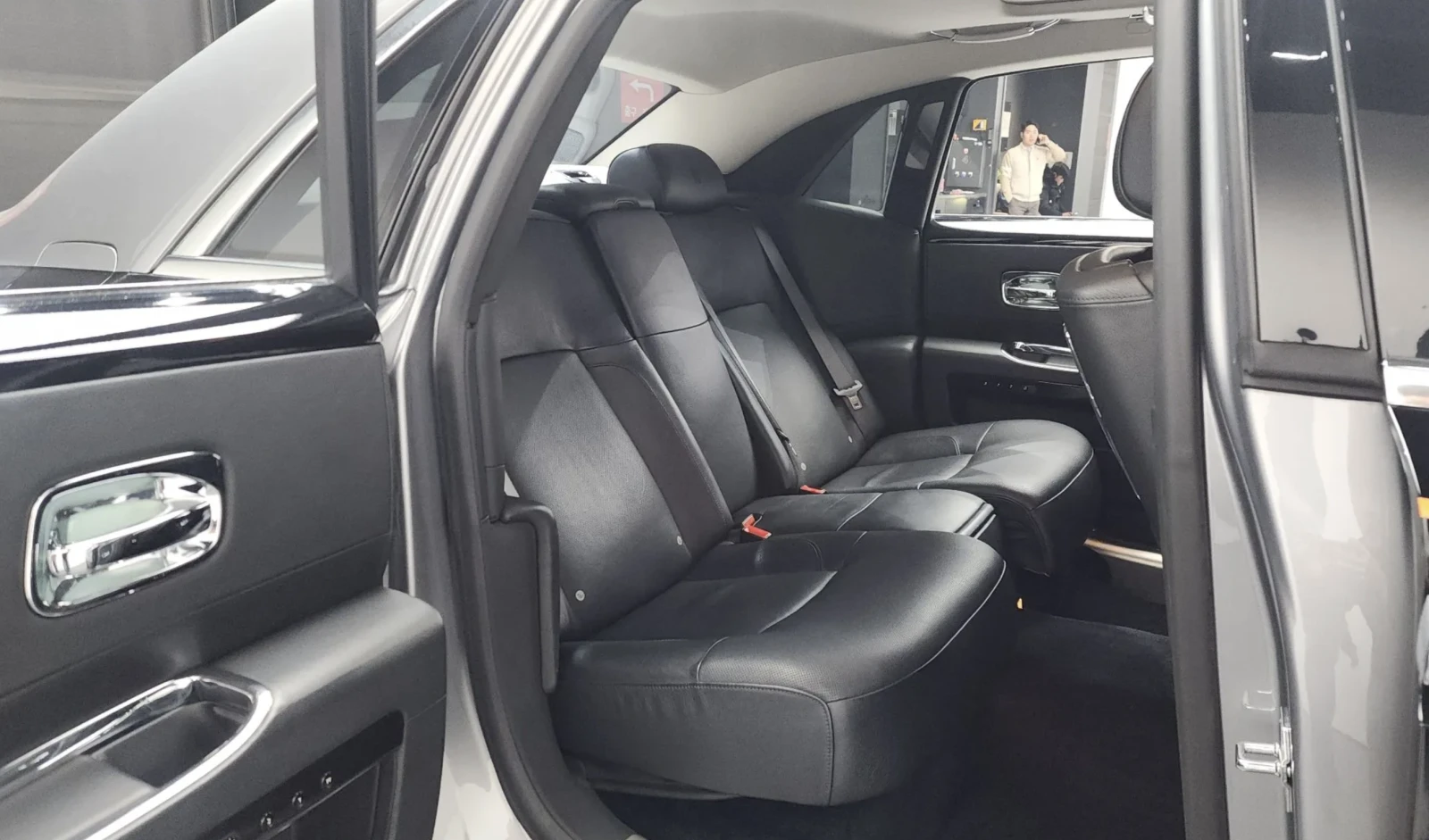 Rolls-Royce Ghost 6.6 V12/CUSTOM/ЦЕНА БЕЗ АНАЛОГ!, снимка 12 - Автомобили и джипове - 54219425