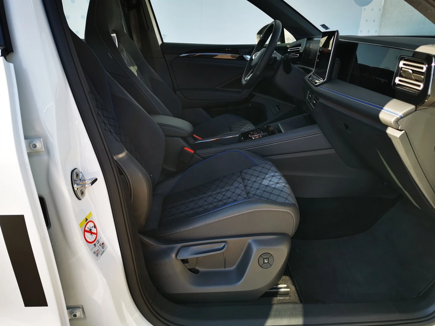 VW Tiguan, снимка 7 - Автомобили и джипове - 55642043