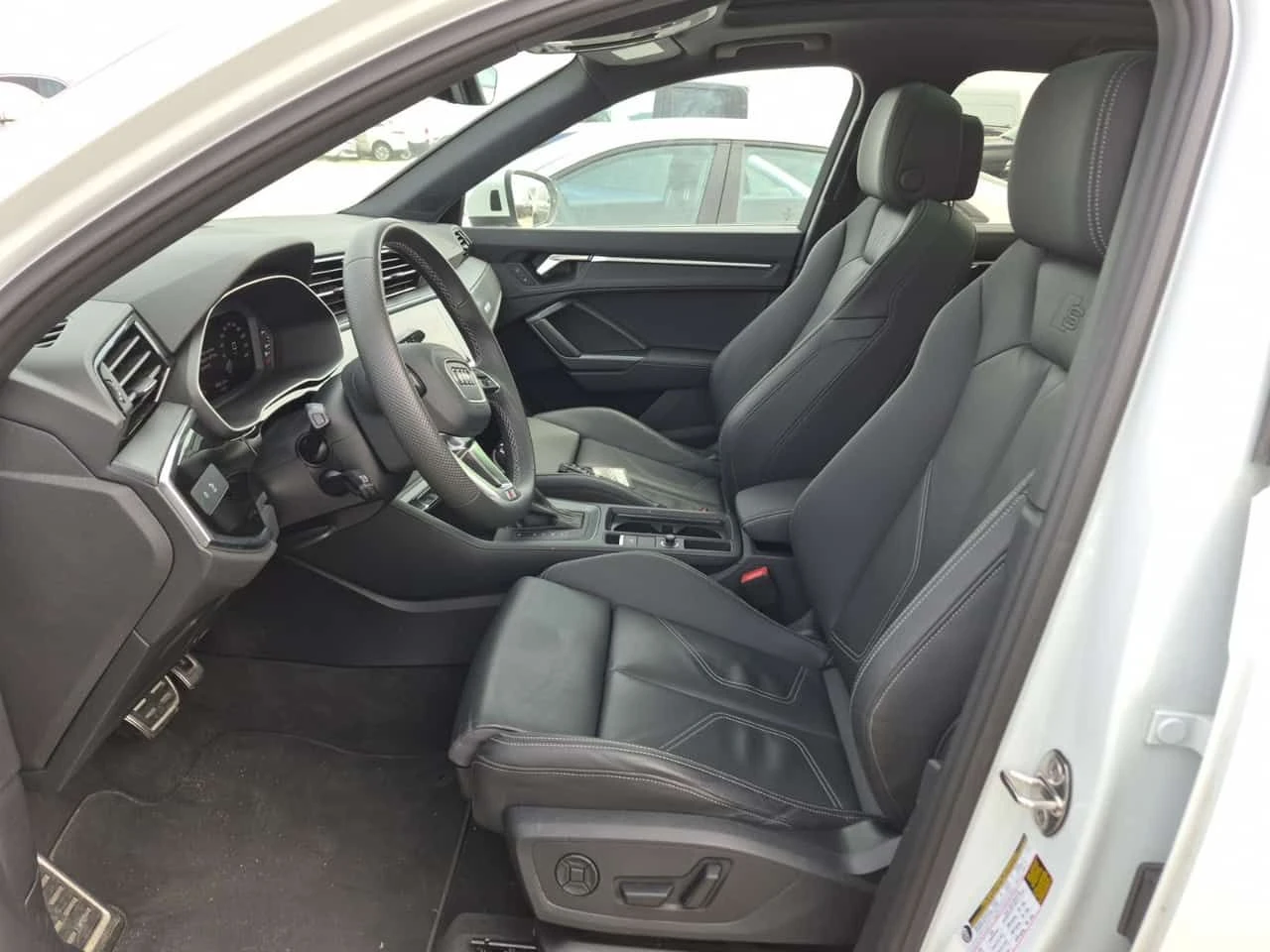 Audi Q3 PROGRESSIV/CARFAX/ПАНОРАМА/ПОДГРЕВИ, снимка 6 - Автомобили и джипове - 54084659