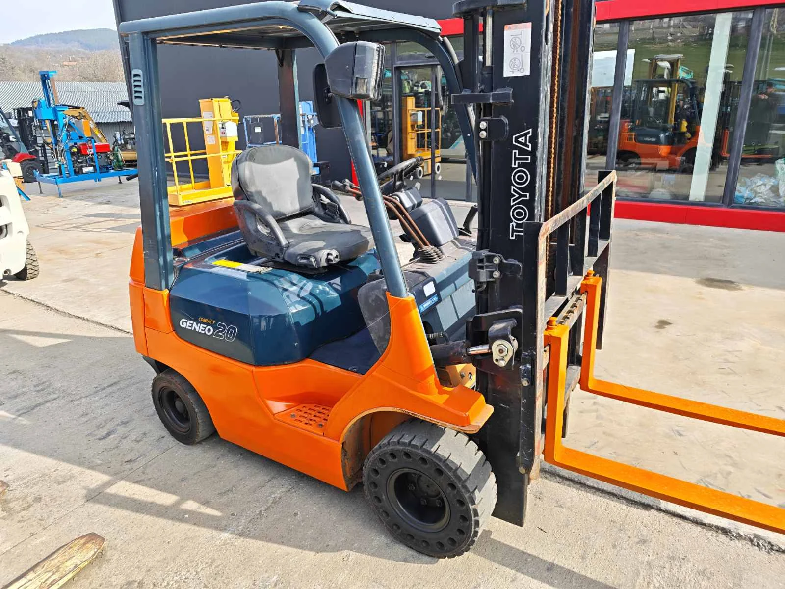 Мотокар Toyota 2000кг. АВТОМАТ, снимка 2 - Индустриална техника - 53815269