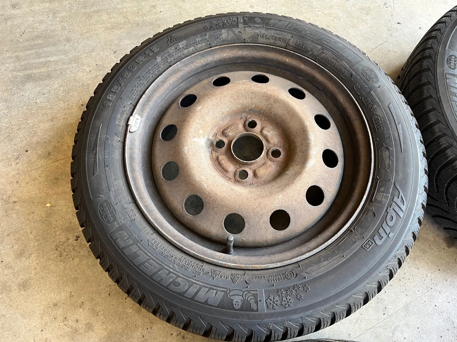 Гуми с джанти Michelin 185/60R15, снимка 5 - Гуми и джанти - 55831620