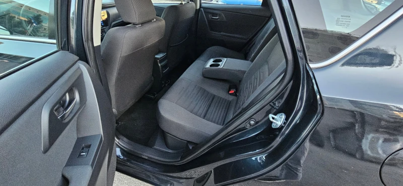 Toyota Auris 1.8 Hybrid e-CVT Lounge, снимка 12 - Автомобили и джипове - 48979415