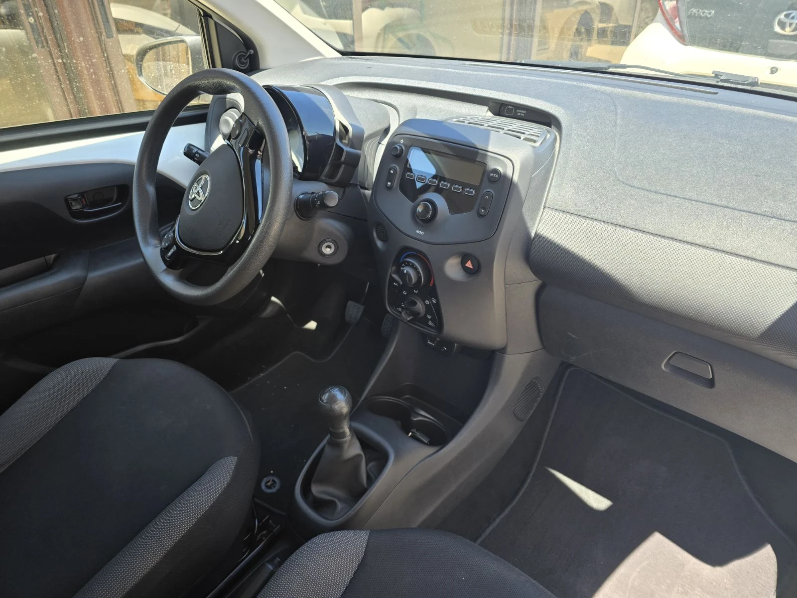 Toyota Aygo 1.0 VVT-i Фейслифт| Мултиволан| Сервизна книжка - изображение 10