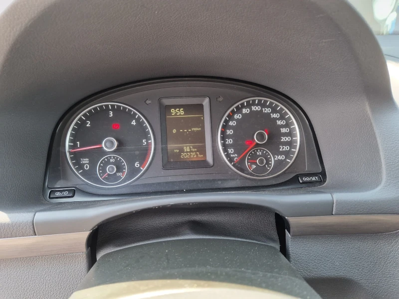 VW Touran 1.6TDi 7mesta Highline, снимка 11 - Автомобили и джипове - 50634675