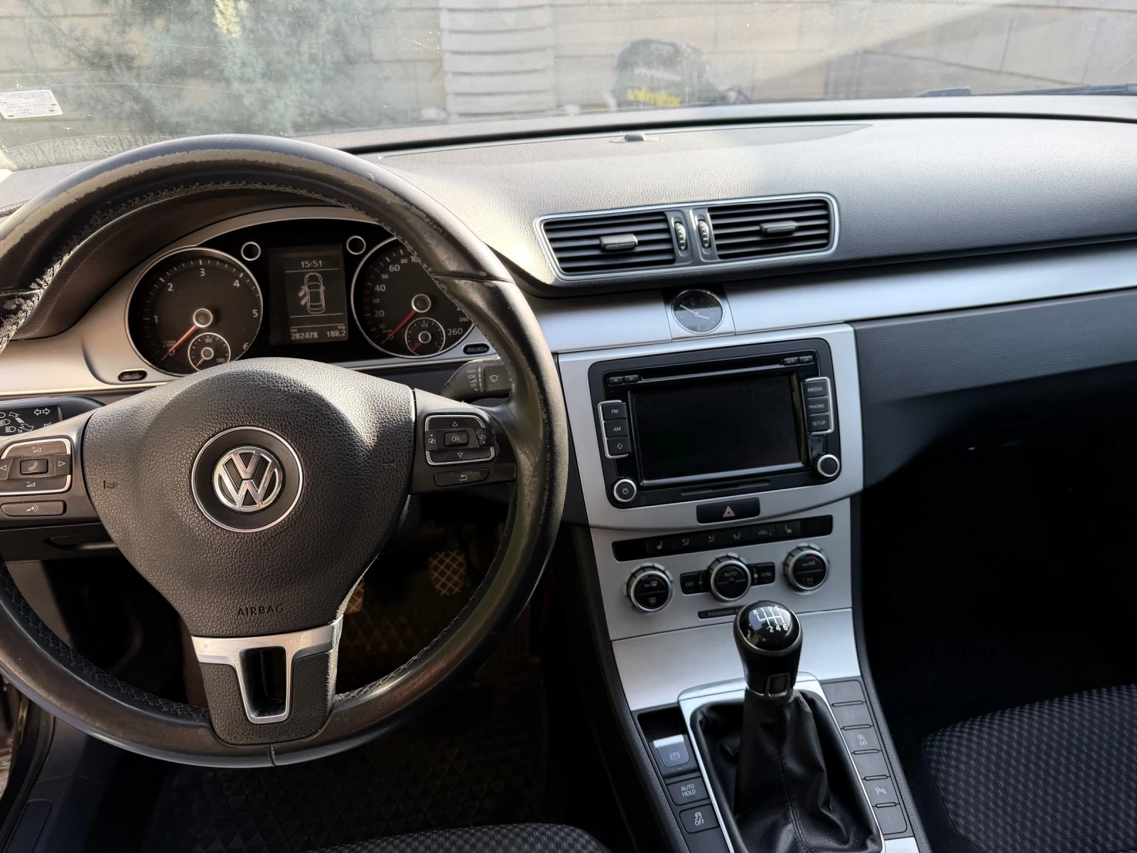 VW Passat 1.6 TDI, снимка 5 - Автомобили и джипове - 53917634