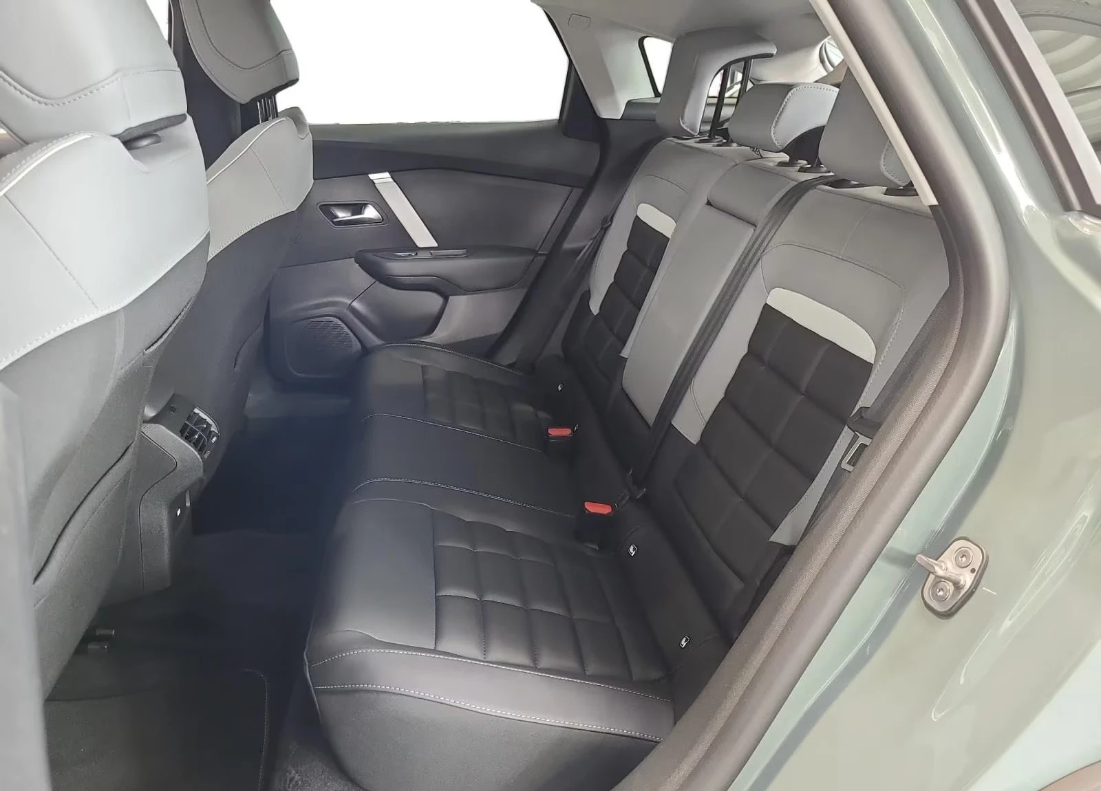 Citroen C4 e-MAX/156HP/CAM/HUD/NAVI/LED/CPLAY/DIGI/139q, снимка 11 - Автомобили и джипове - 54135519