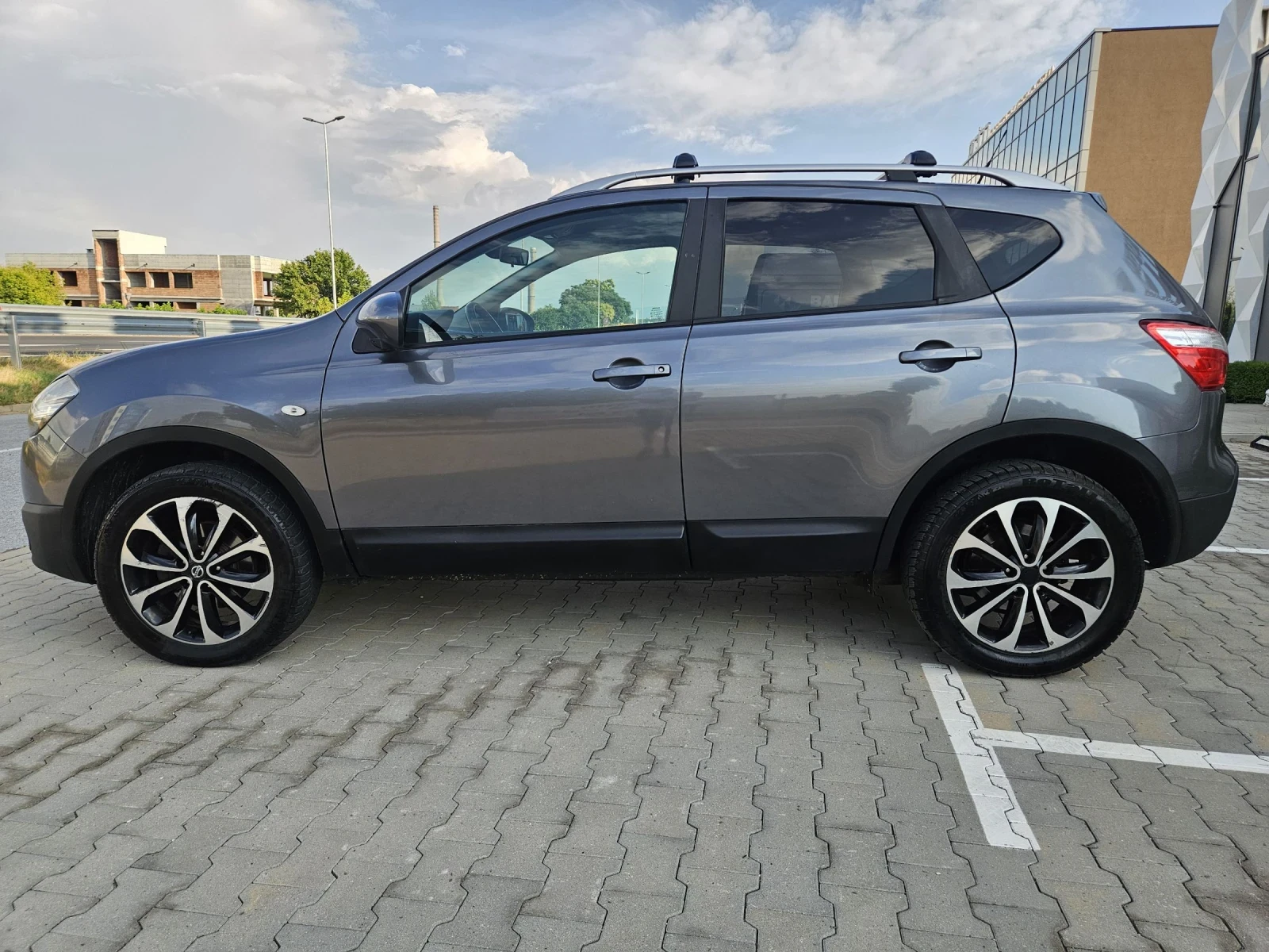 Nissan Qashqai 2.0i 4x4 360camera SWISS EDITION  - изображение 2