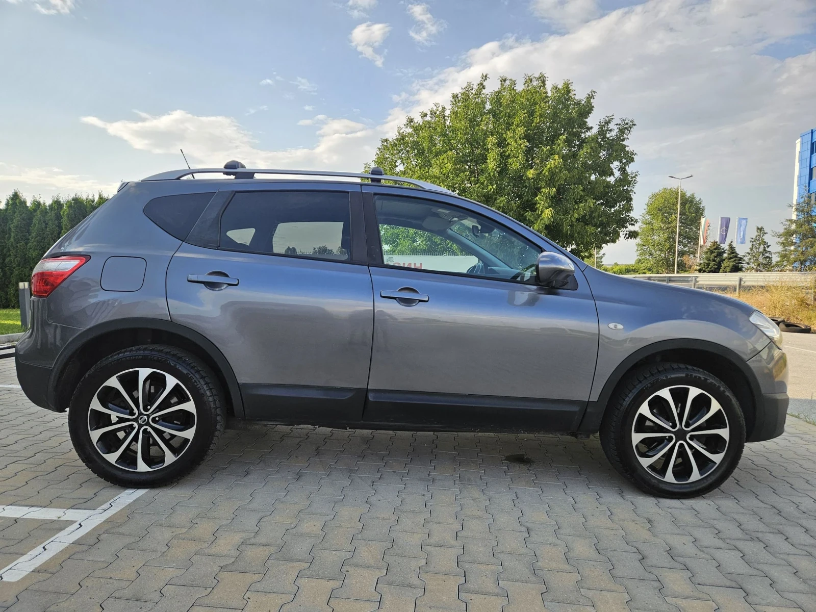 Nissan Qashqai 2.0i 4x4 360camera SWISS EDITION  - изображение 6