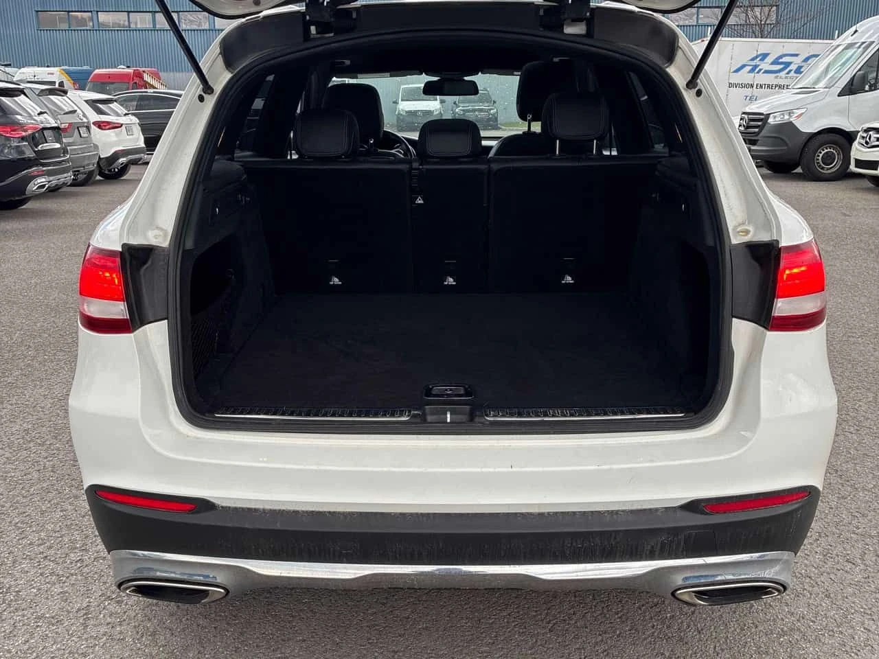 Mercedes-Benz GLC 300 4MATIC/ПАНОРАМА/ПРЕДСТАВИТЕЛСТВО НА MERCEDES, снимка 13 - Автомобили и джипове - 54393840