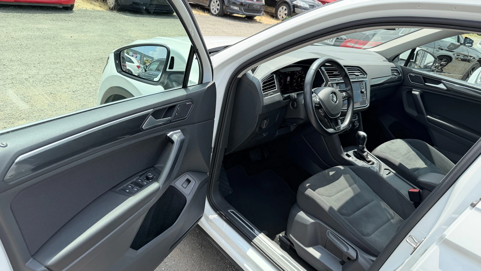 VW Tiguan 2.0TDI 4Motion, DSG, Напълно Обслужен..., снимка 9 - Автомобили и джипове - 55144501