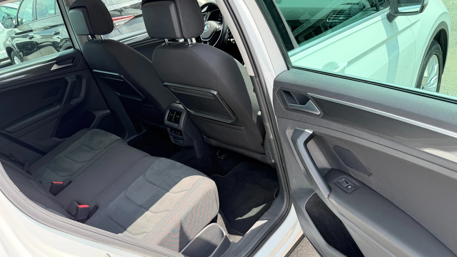 VW Tiguan 2.0TDI 4Motion, DSG, Напълно Обслужен..., снимка 13 - Автомобили и джипове - 55144501