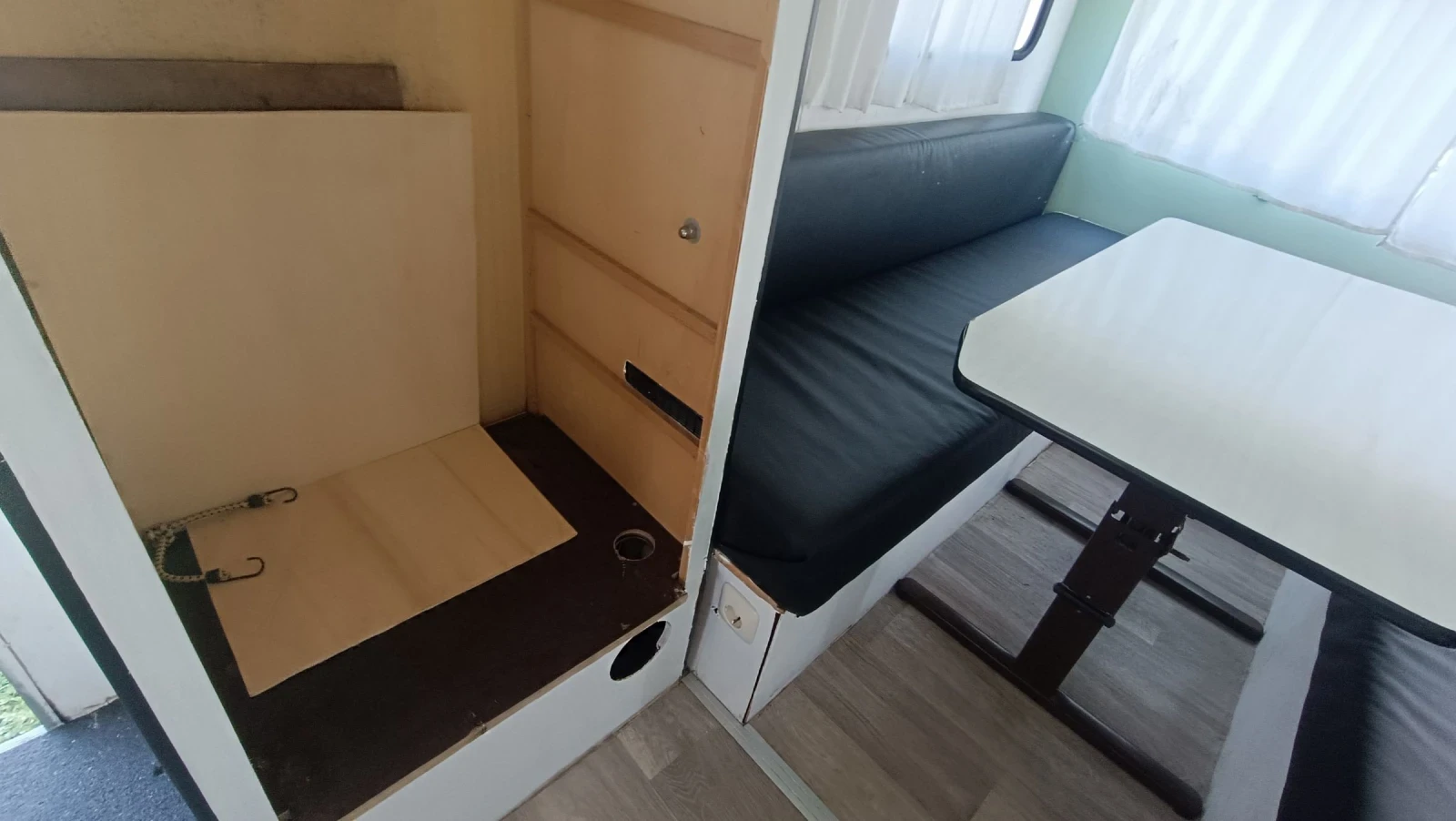 Каравана Adria Eiffeland 450, снимка 8 - Каравани и кемпери - 54792175