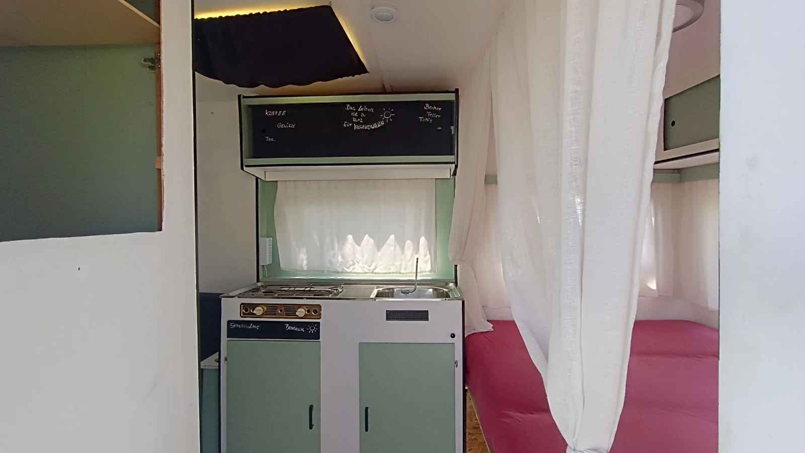 Каравана Adria Eiffeland 450, снимка 11 - Каравани и кемпери - 54792175