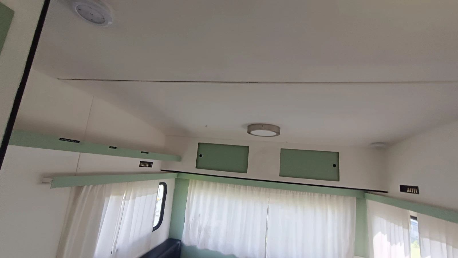 Каравана Adria Eiffeland 450, снимка 9 - Каравани и кемпери - 54792175