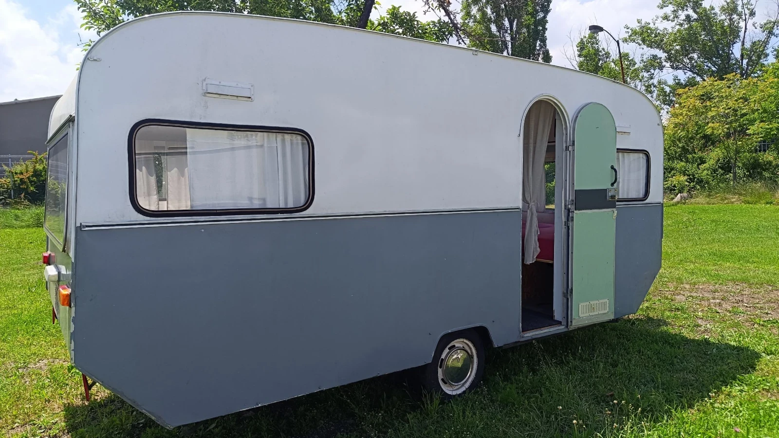 Каравана Adria Eiffeland 450, снимка 2 - Каравани и кемпери - 54792175