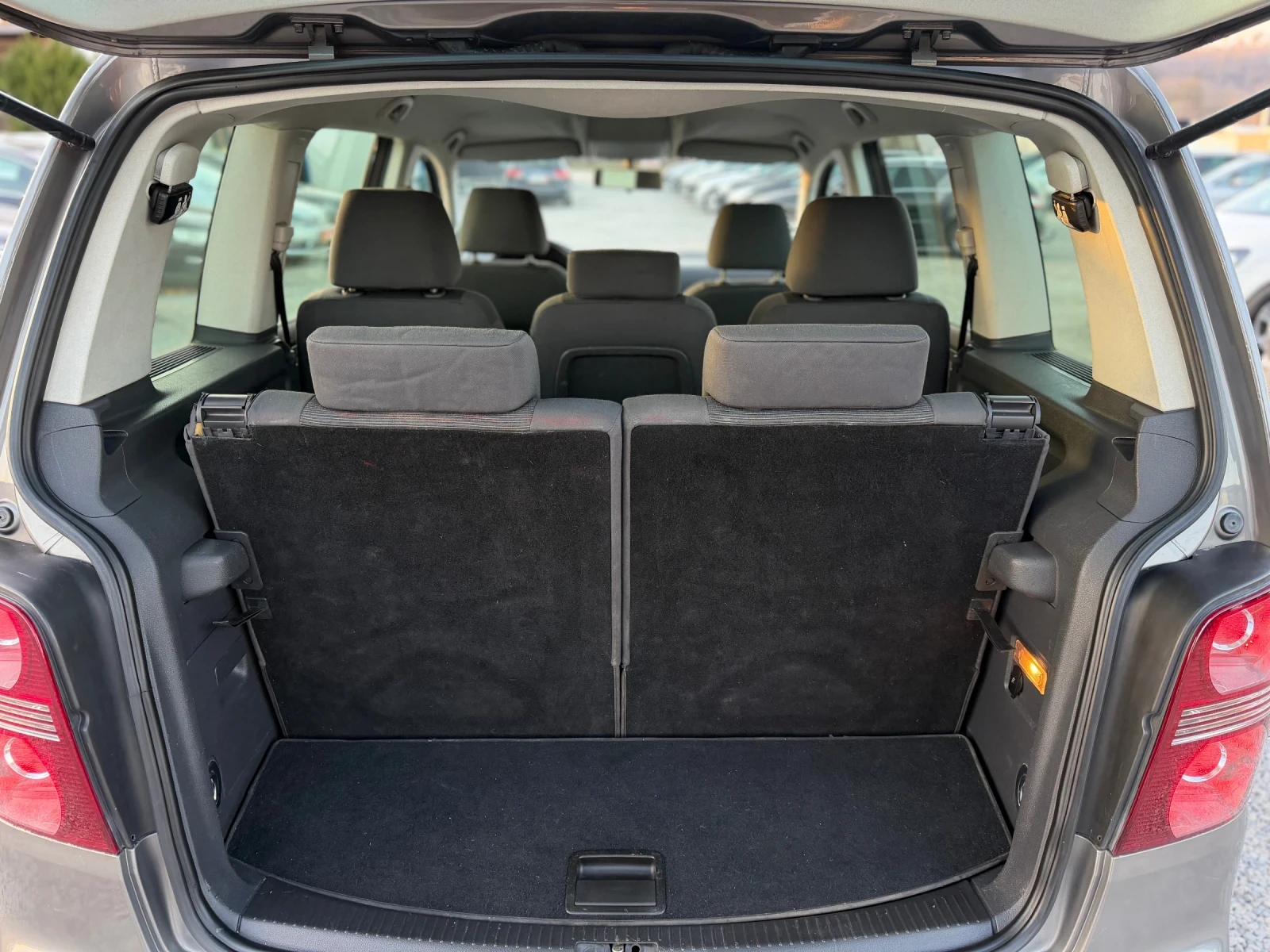 VW Touran 1.9TDI 105кс 6с 7-места КЛИМАТРОНИК НАВИ , снимка 13 - Автомобили и джипове - 53872080