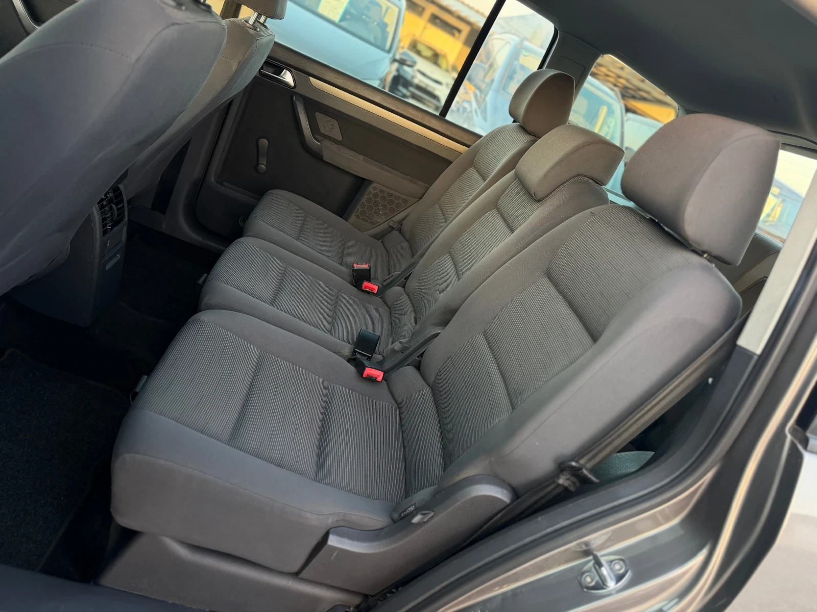 VW Touran 1.9TDI 105кс 6с 7-места КЛИМАТРОНИК НАВИ , снимка 12 - Автомобили и джипове - 53872080