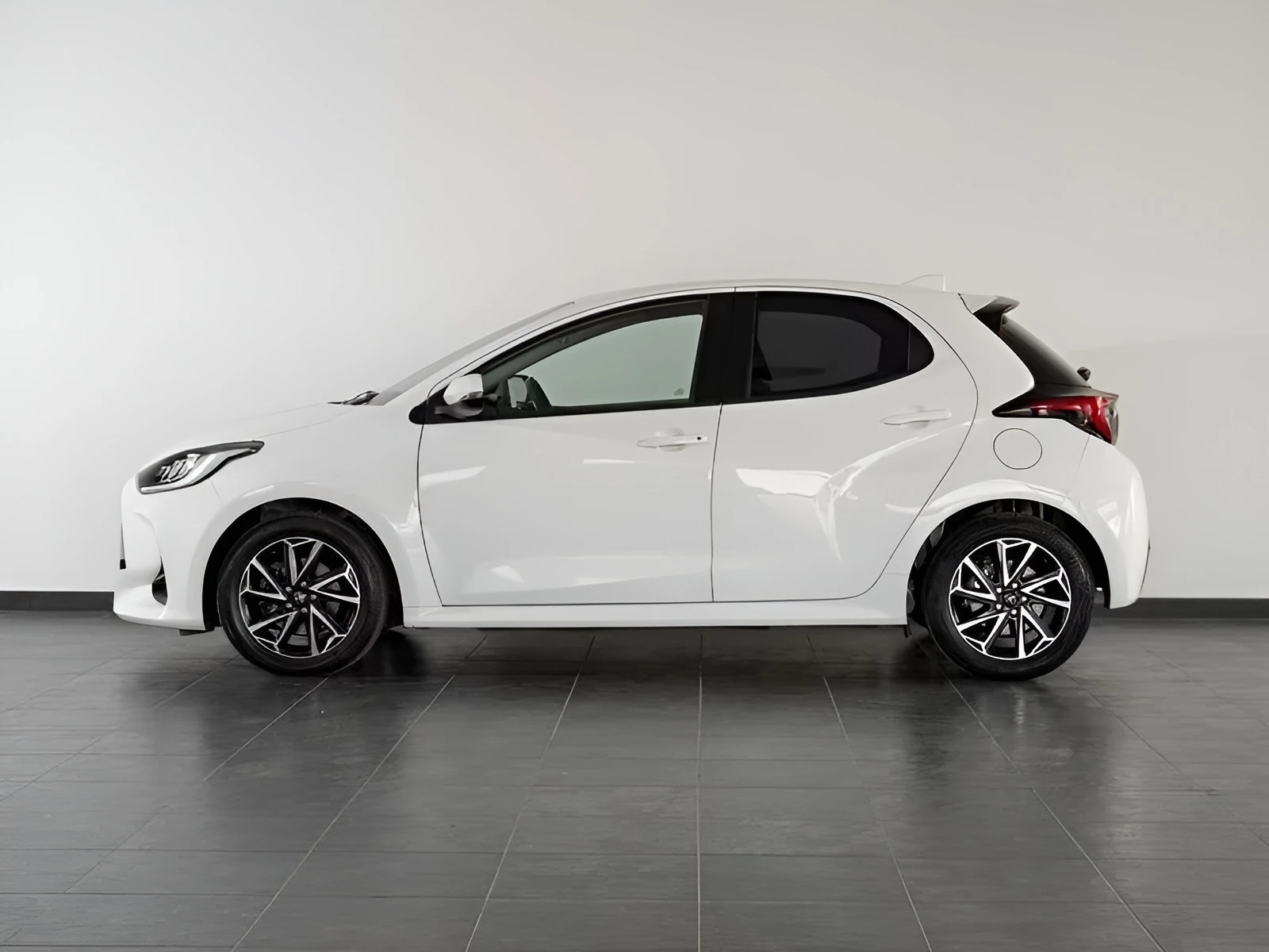 Toyota Yaris 1.5 HYBRID 33000км! Гаранционна!, снимка 6 - Автомобили и джипове - 55281144