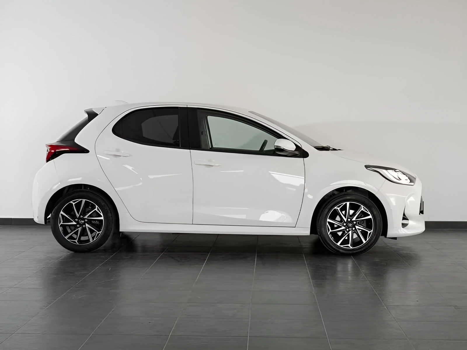 Toyota Yaris 1.5 HYBRID 33000км! Гаранционна!, снимка 4 - Автомобили и джипове - 55281144