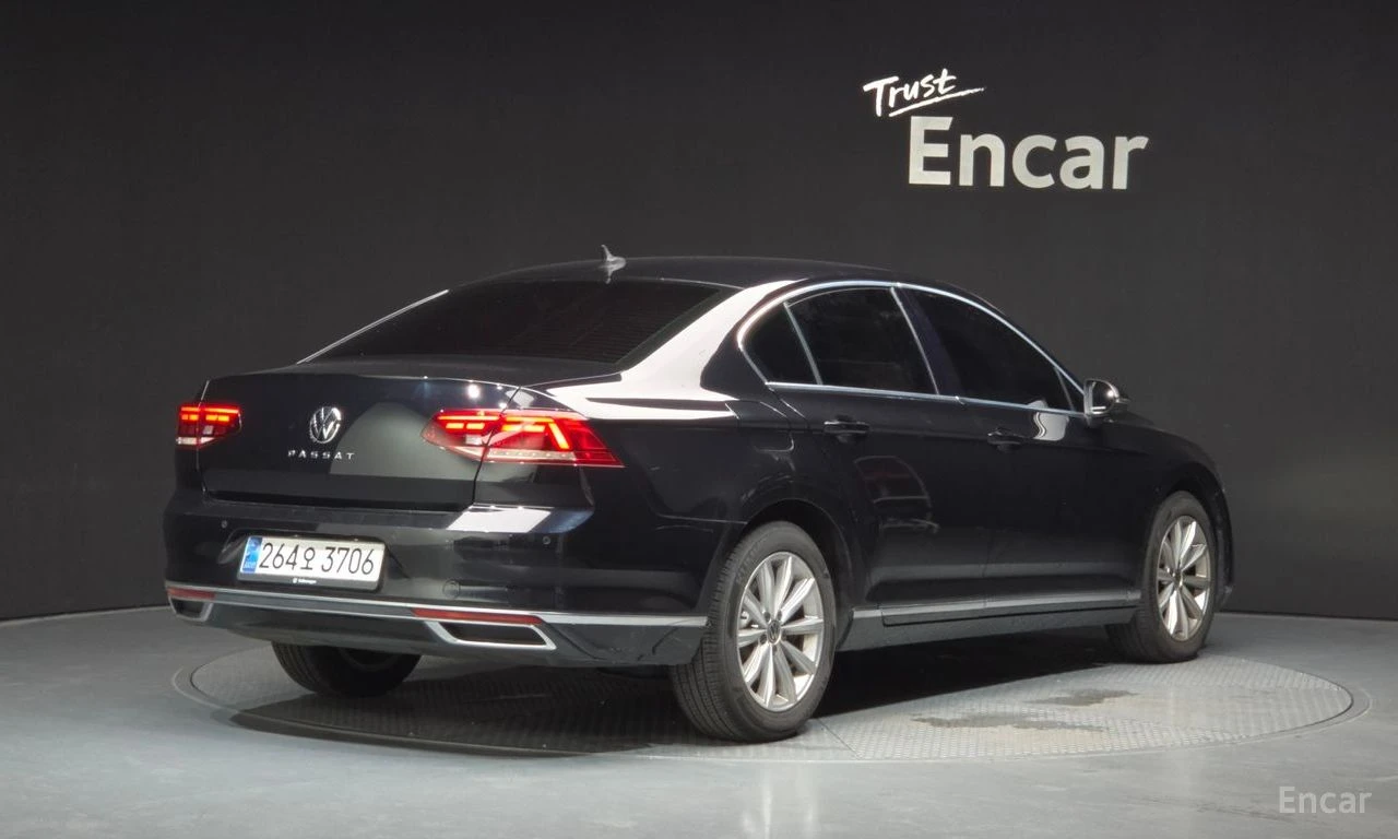 VW Passat 2.0TDI | DIGITAL| DIST| КАМЕРА| ПОДГРЕВ| АЛКАНТАРА, снимка 2 - Автомобили и джипове - 55920269