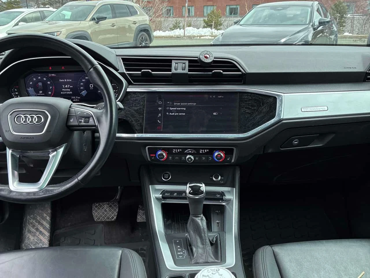 Audi Q3 * Komfort * DISTRONIC* PANORAMA* ПОДГРЕВИ* , снимка 9 - Автомобили и джипове - 54345975