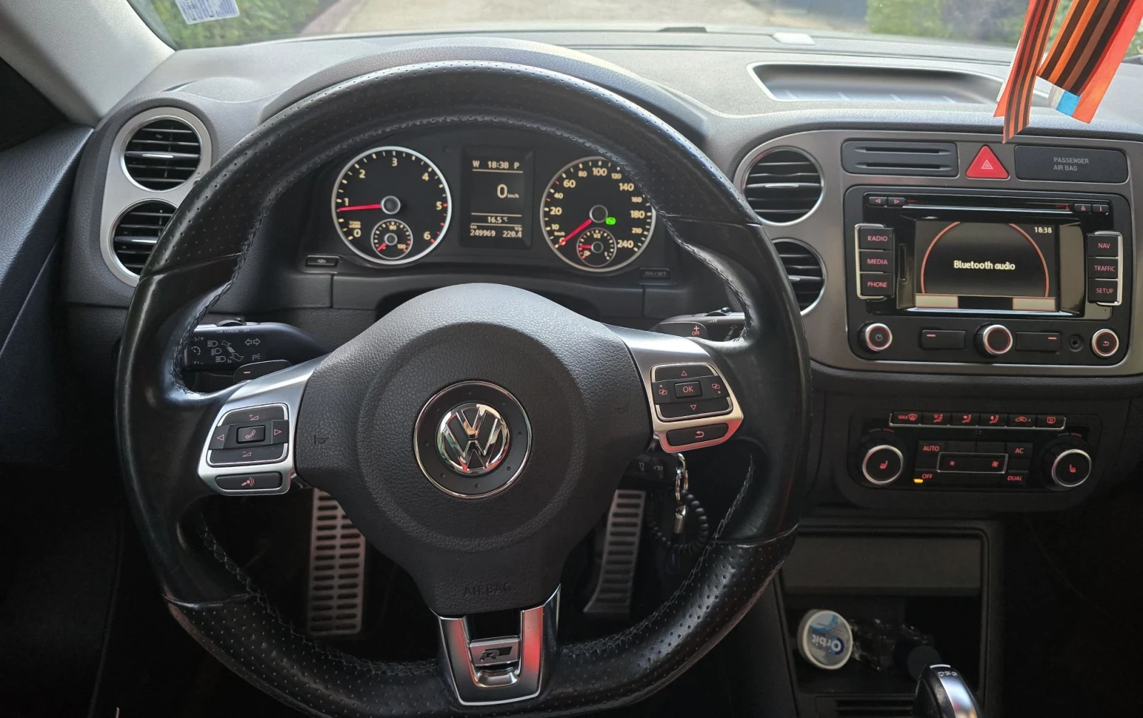 VW Tiguan 2.0D, снимка 11 - Автомобили и джипове - 56297499