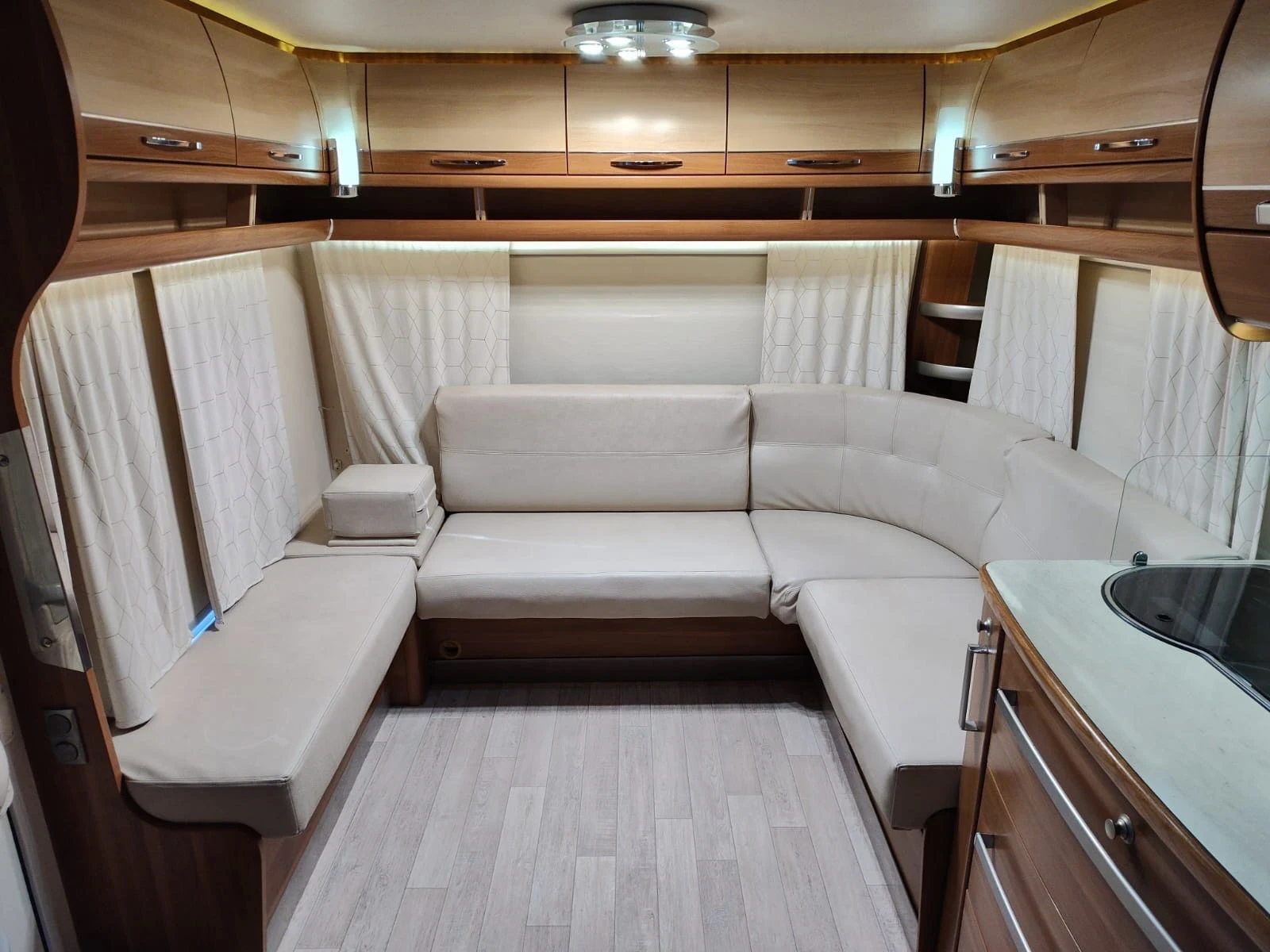 Каравана Fendt Opal 700, снимка 7 - Каравани и кемпери - 53977379