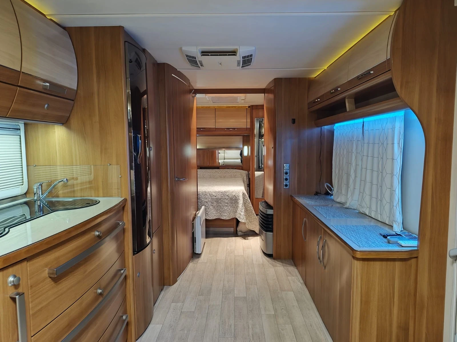 Каравана Fendt Opal 700, снимка 5 - Каравани и кемпери - 53977379