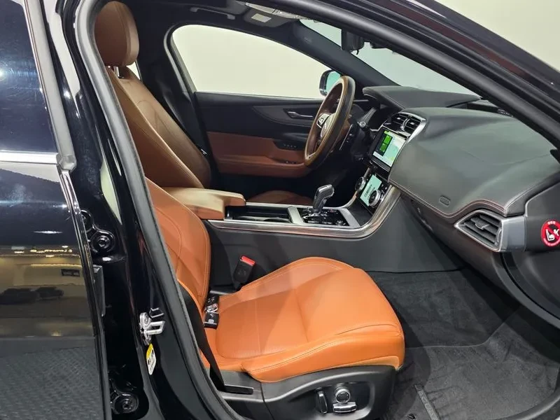Jaguar XE D180 R-Dynamic S, снимка 11 - Автомобили и джипове - 56292996