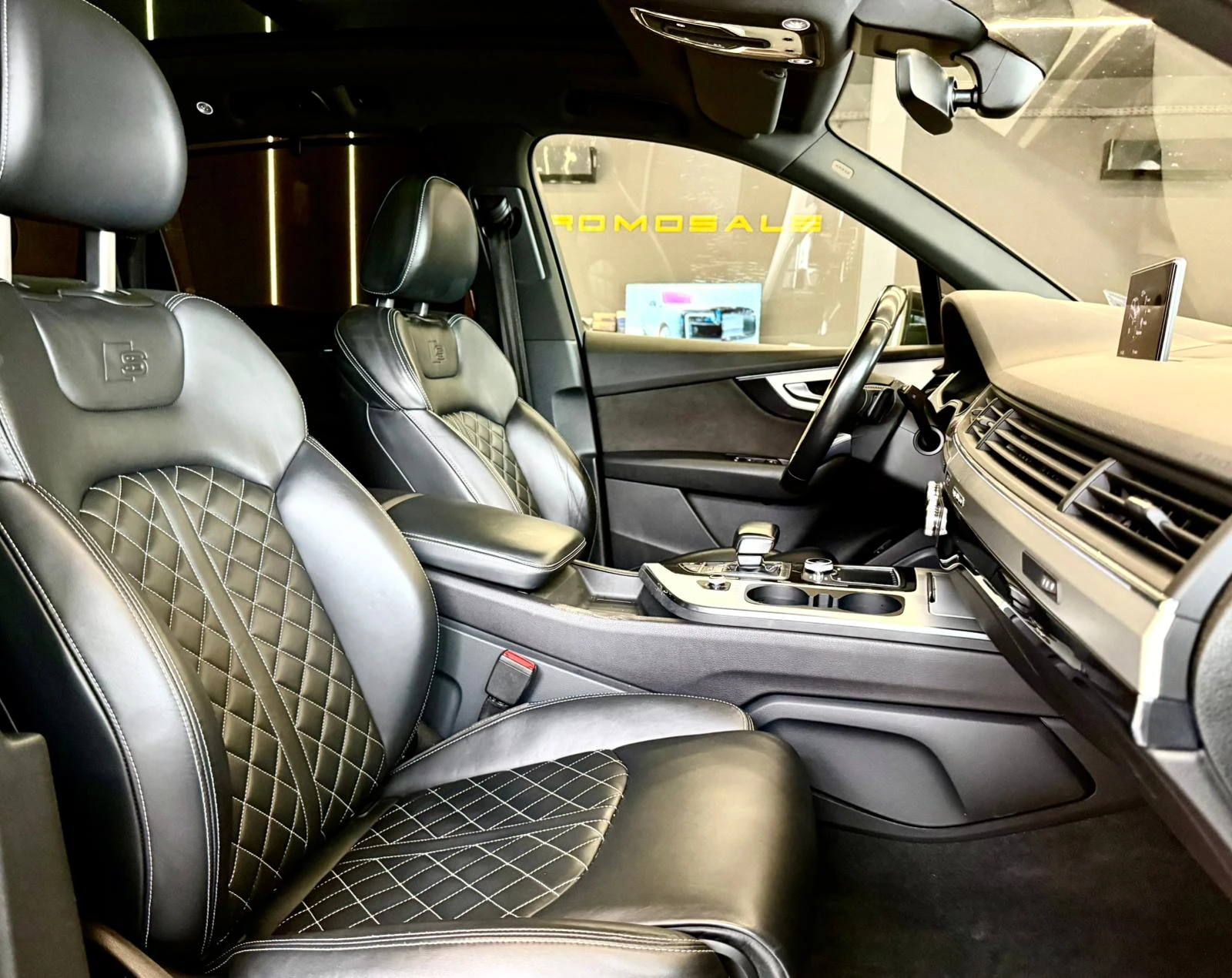 Audi SQ7 Quattro* S-Line* V8* Подгрев* Pano* ЛИЗИНГ, снимка 10 - Автомобили и джипове - 55689437