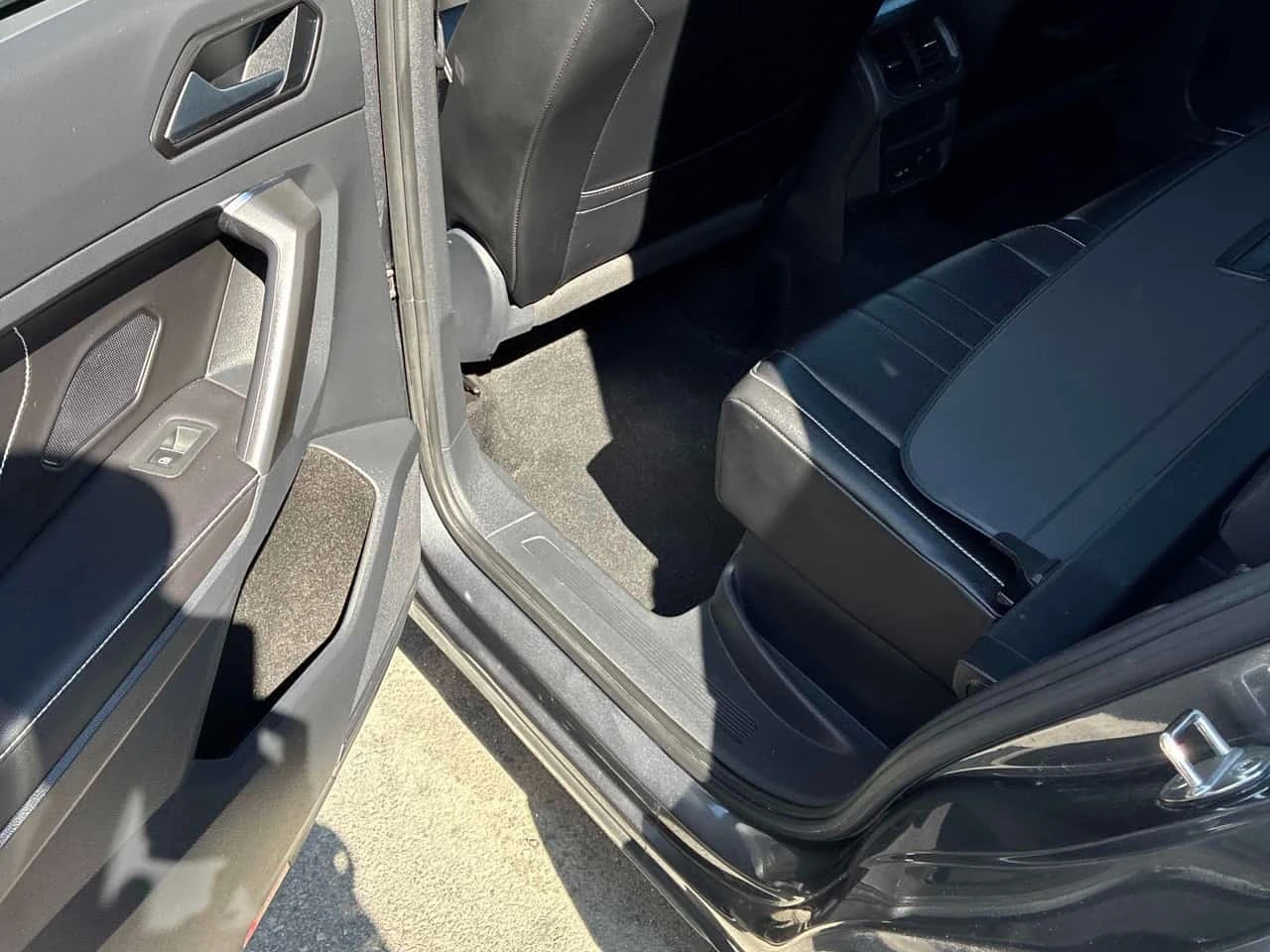 VW Tiguan * Comfortline R Line Black Edition * CARFAX * БЕЗ , снимка 13 - Автомобили и джипове - 56320679