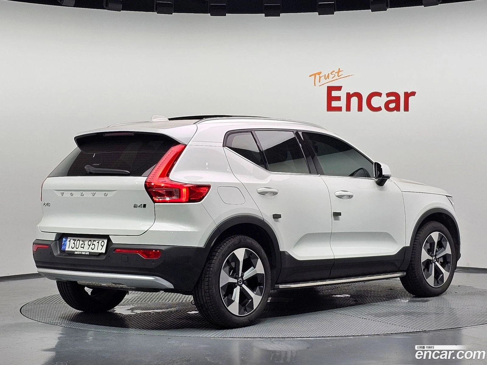 Volvo XC40 B4 Ultra Bright, снимка 2 - Автомобили и джипове - 56570326
