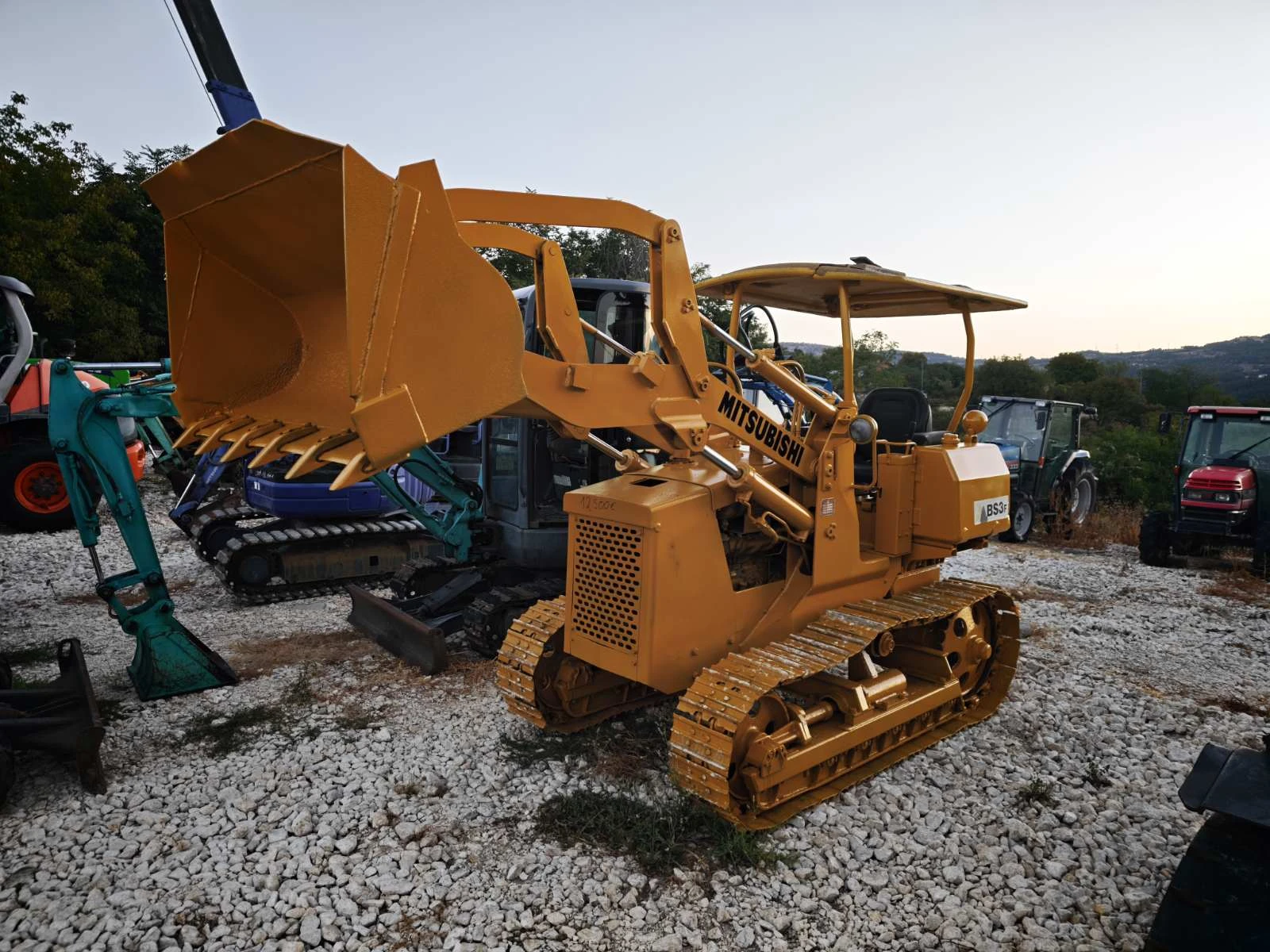 Други специализирани машини Komatsu ТОВАРАЧ верижен