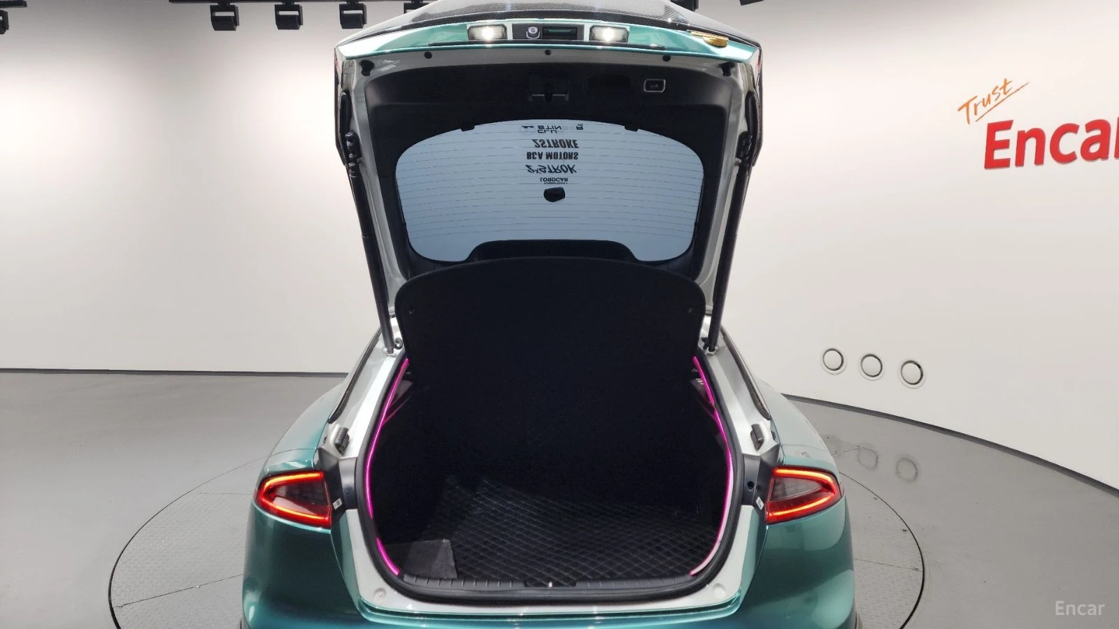 Kia Stinger * 3.3 TURBO* AWD* KEYLESS* Camera* ПОДГРЕВ* , снимка 17 - Автомобили и джипове - 55656729