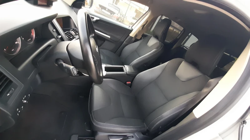 Volvo XC60 2.0 D4 - SWISS , снимка 10 - Автомобили и джипове - 52851358