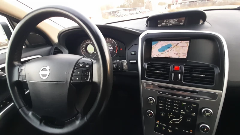 Volvo XC60 2.0 D4 - SWISS , снимка 15 - Автомобили и джипове - 52851358