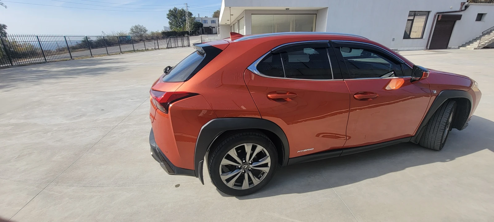 Lexus UX 250h Ф-Спорт 2 - изображение 3