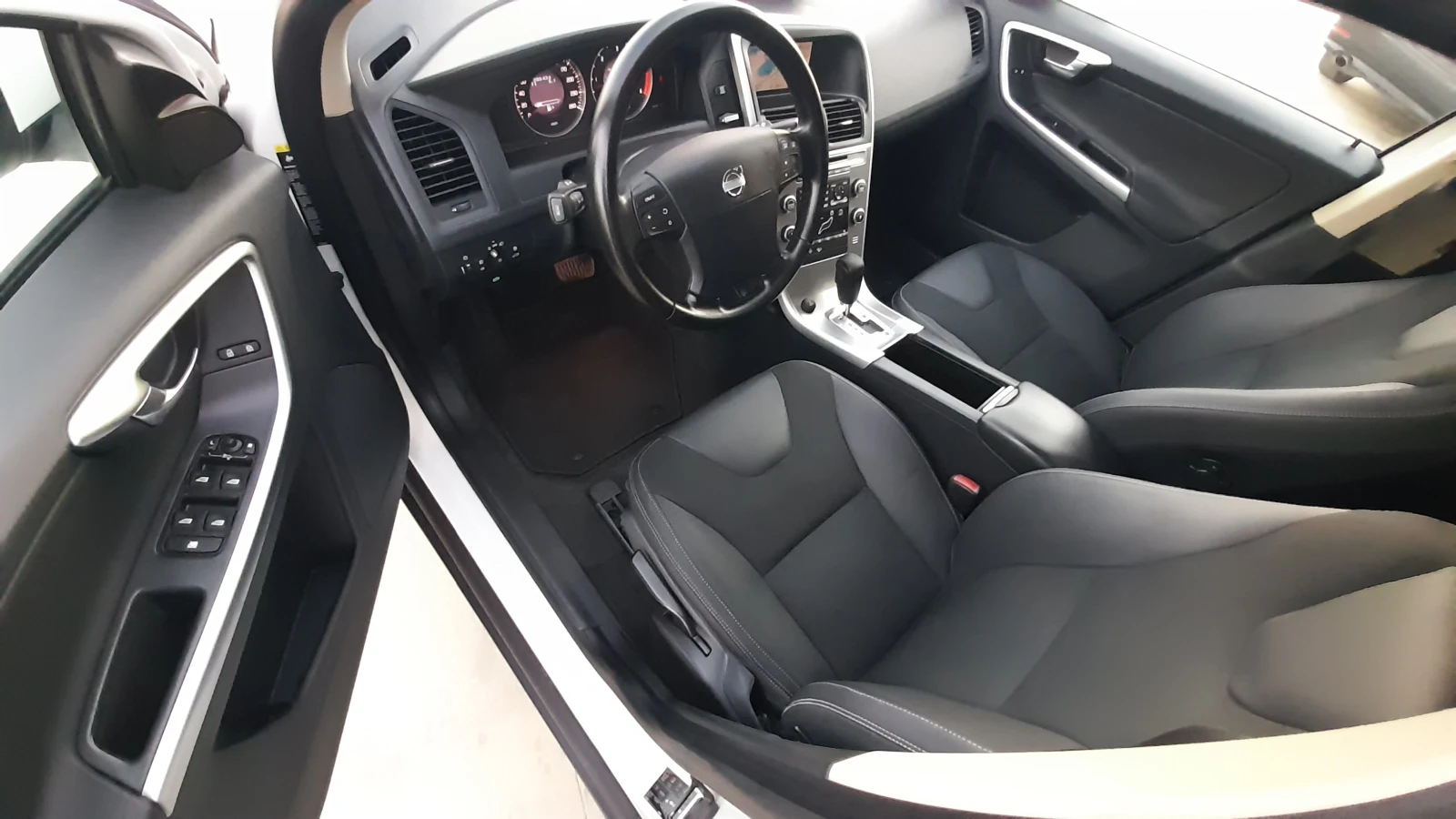 Volvo XC60 2.0 D4 - SWISS  - изображение 9