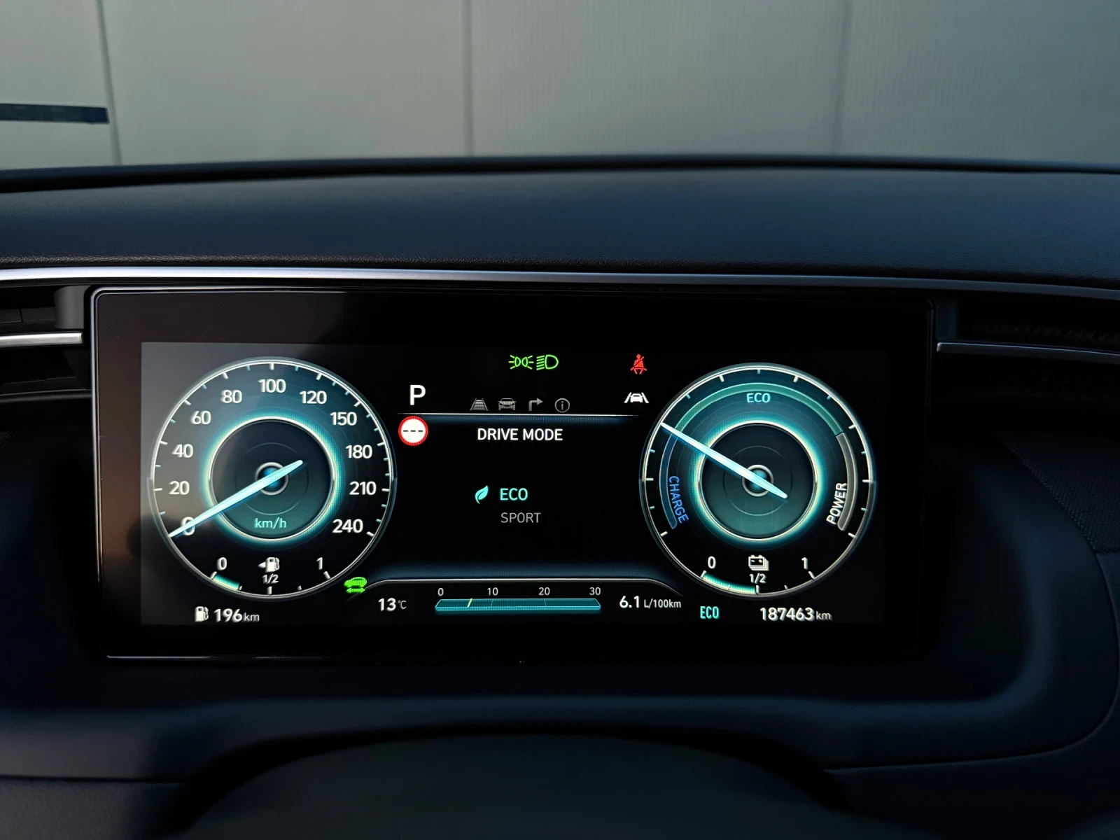 Hyundai Tucson 1.6 HYBRID, снимка 13 - Автомобили и джипове - 53831491