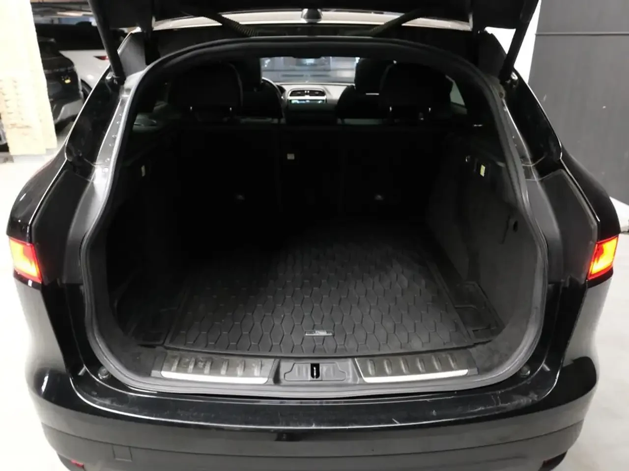 Jaguar F-PACE Distinctive by design. Sporty by nature All Wheel | Mobile.bg � ����������� 11