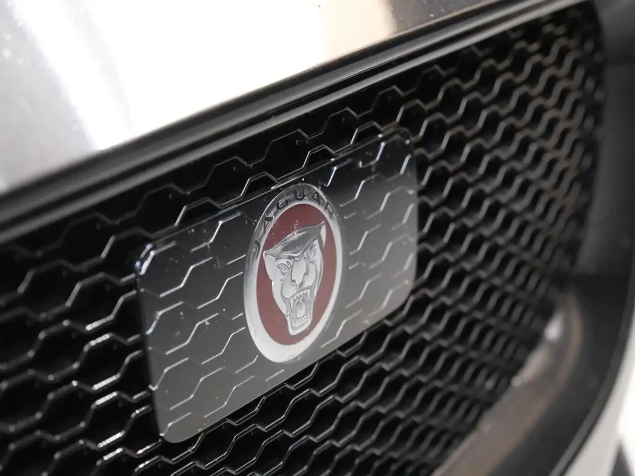 Jaguar F-PACE Distinctive by design. Sporty by nature All Wheel | Mobile.bg � ����������� 9