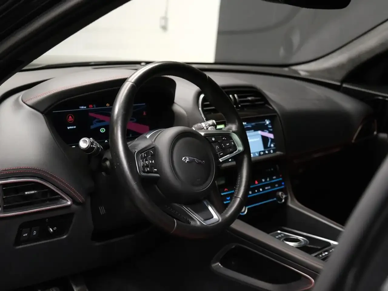 Jaguar F-PACE Distinctive by design. Sporty by nature All Wheel | Mobile.bg � ����������� 13
