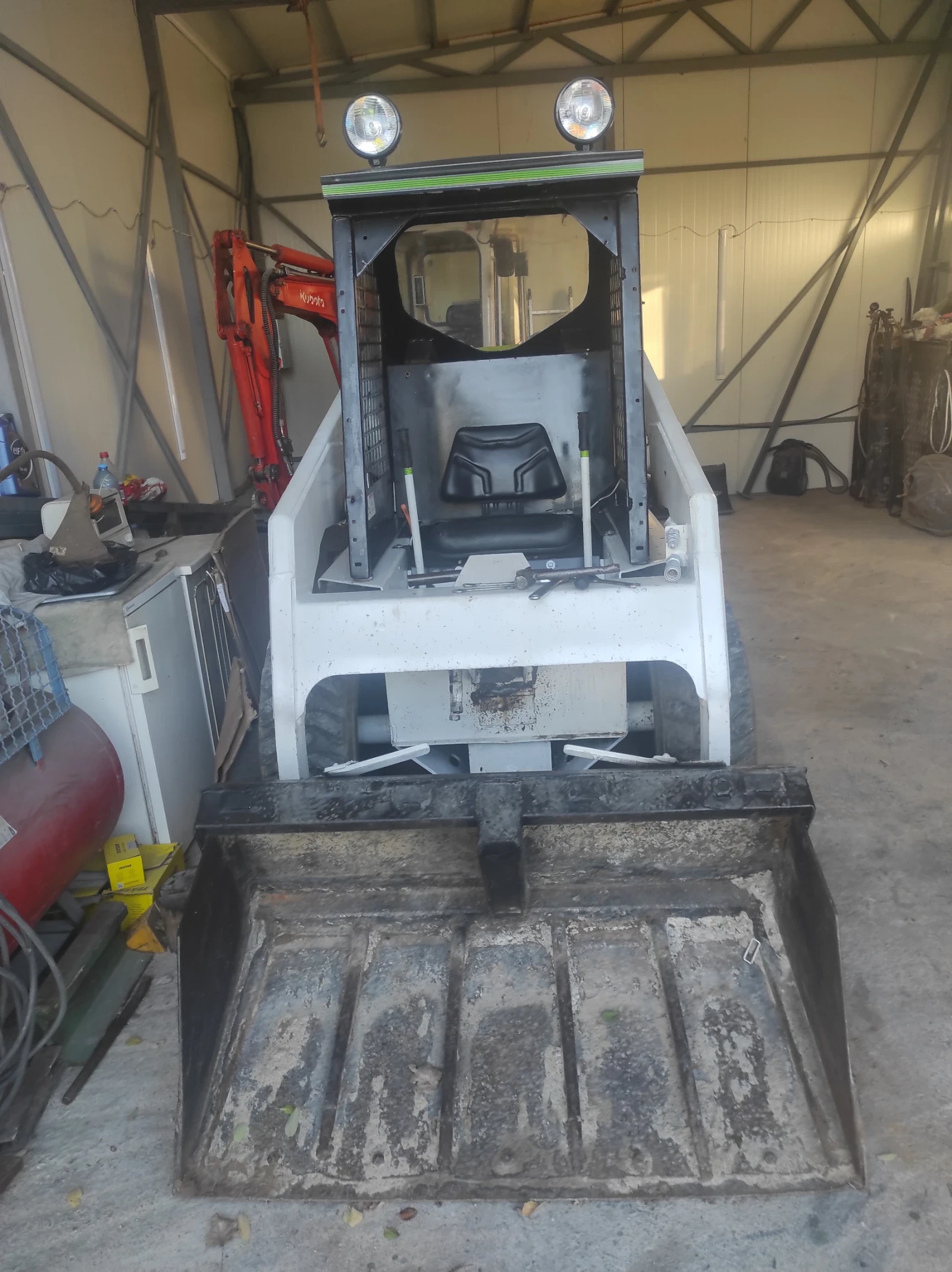 Мини челни товарачи Bobcat 743
